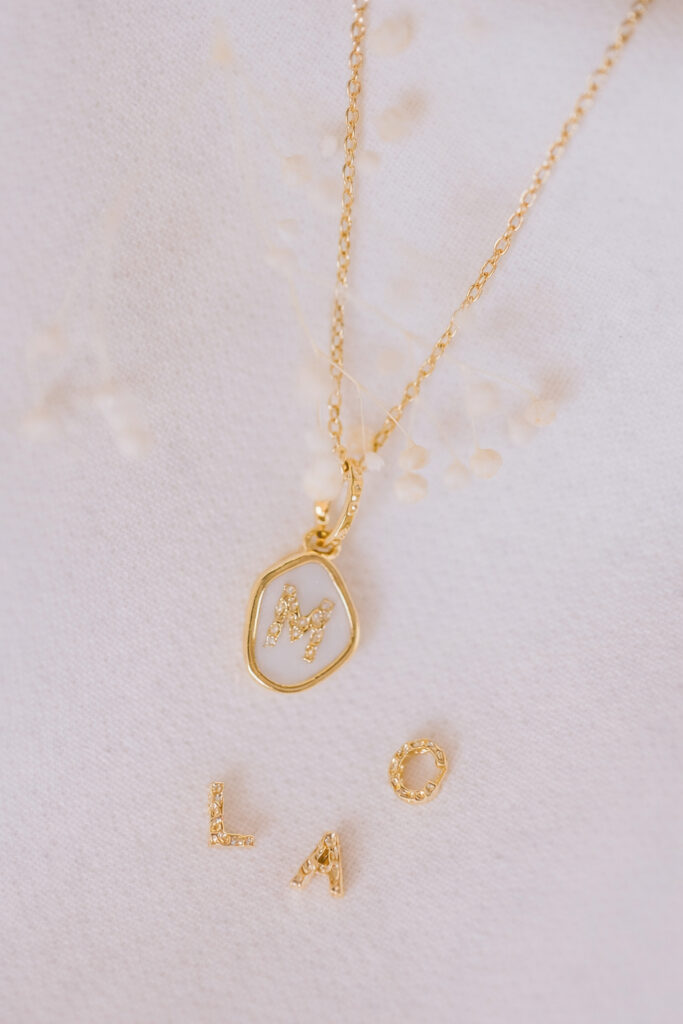 moedermelk hanger met initiaal gftd. JEWELRY